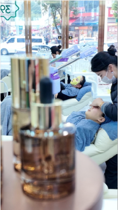 白白兔门店正做皮肤护理的场景